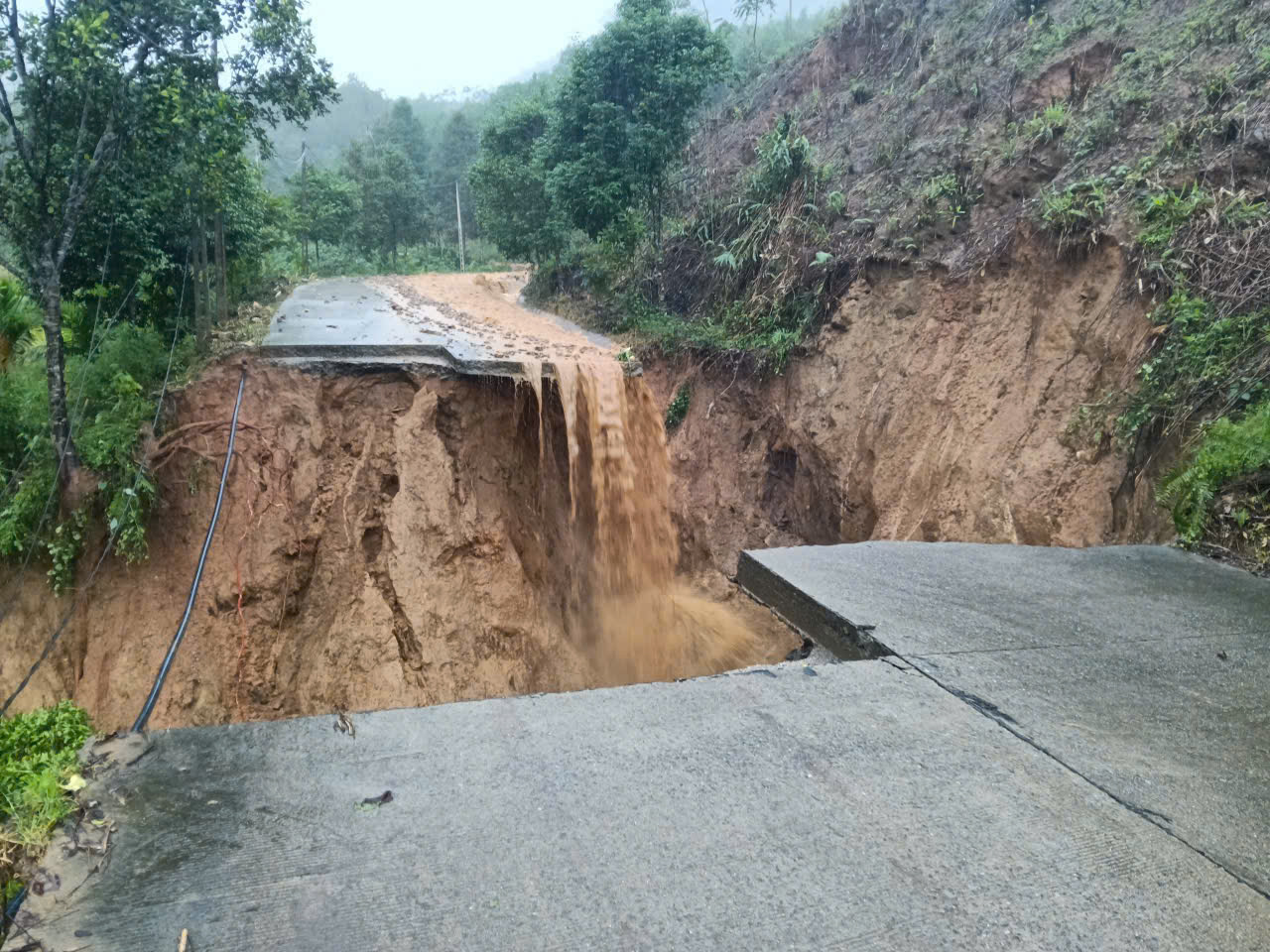 nui lo gay hu hong nhieu truong hoc o vung cao quang ngai - 9