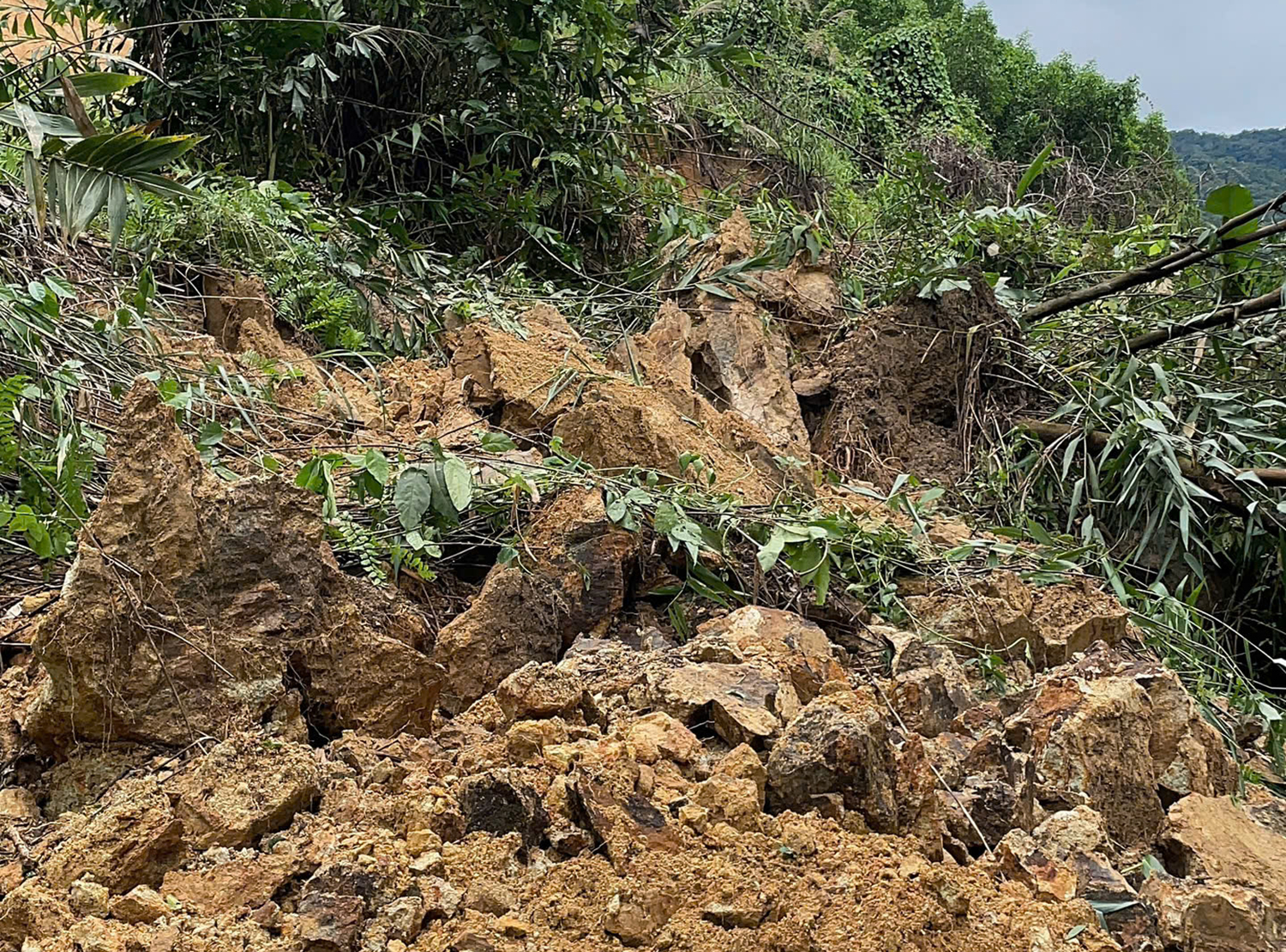 nui lo gay hu hong nhieu truong hoc o vung cao quang ngai - 10