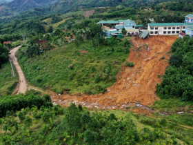  - Núi lở gây hư hỏng nhiều trường học ở vùng cao Quảng Ngãi