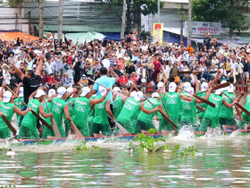 - Hai đội ghe Ngo nam và nữ chùa Tum Núp của Cần Thơ giành chức vô địch