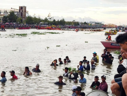 - Người dân trèo cây, lội sông xem đua ghe Ngo