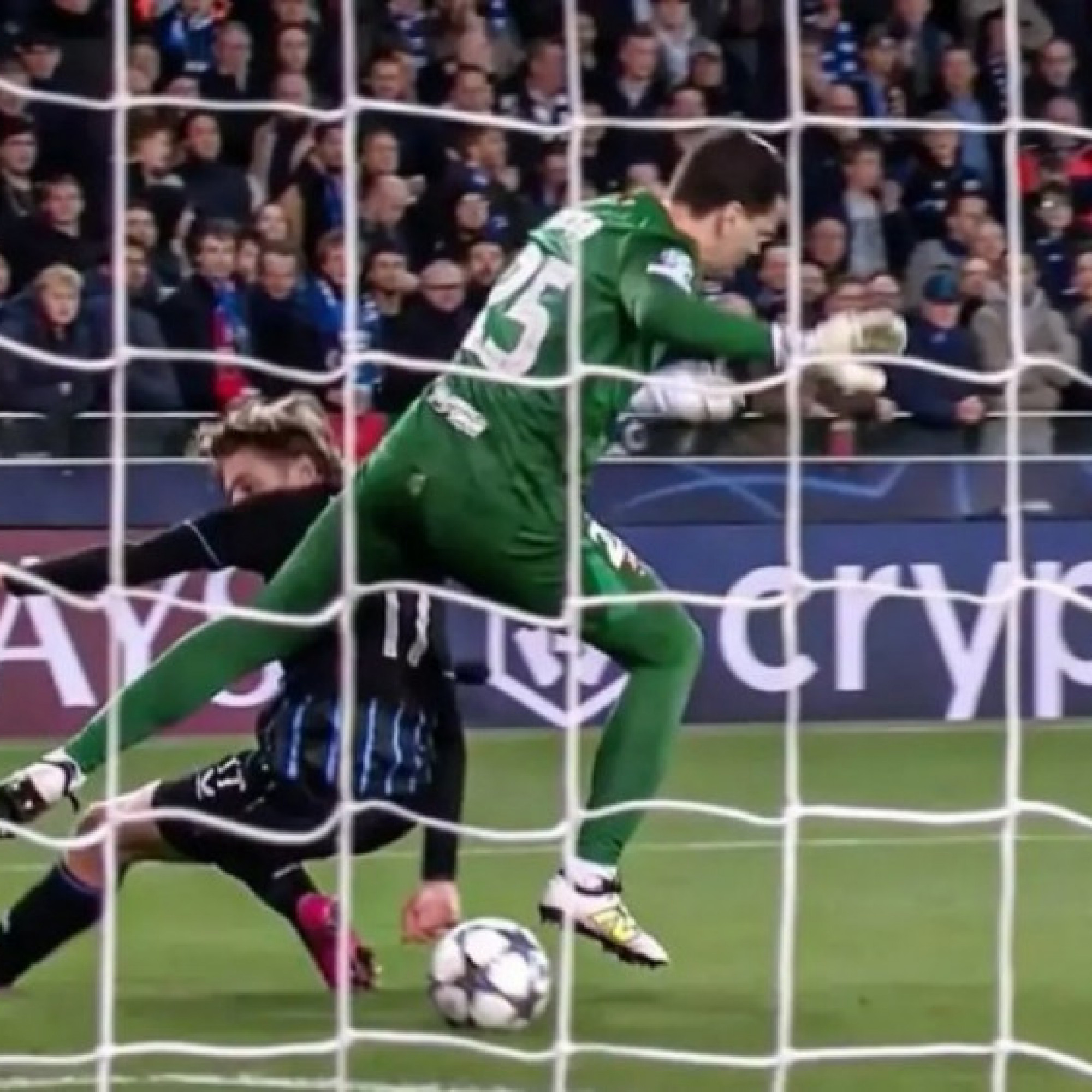  - Tranh cãi Barcelona thoát thua nhờ trọng tài: Huyền thoại nổi giận gọi là "vụ cướp"