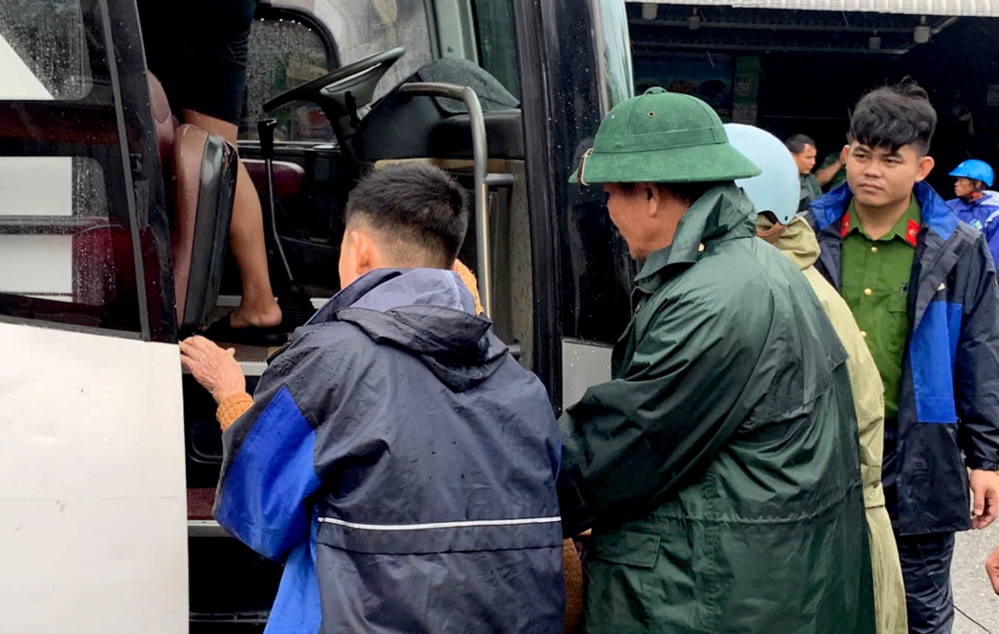 mien trung so tan hang tram nghin ho dan tranh bao so 13 - 8