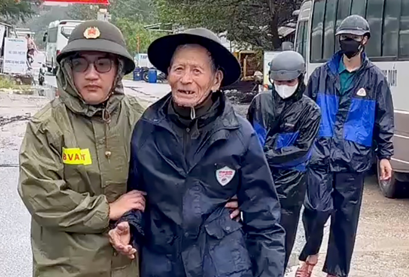 mien trung so tan hang tram nghin ho dan tranh bao so 13 - 13