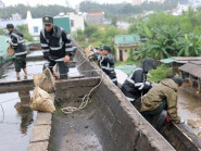 Miền Trung sơ tán hàng trăm nghìn hộ dân tránh bão số 13