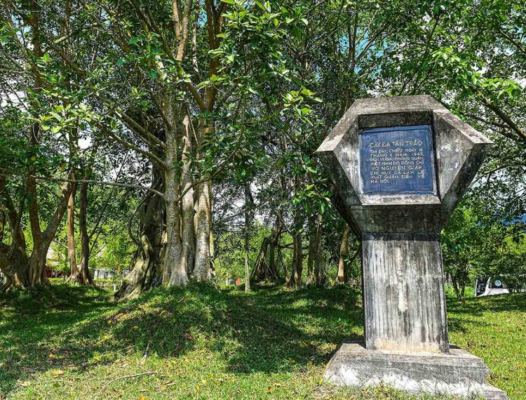 Hơn 100 cán bộ báo chí TP.HCM về thăm 'Thủ đô kháng chiến'