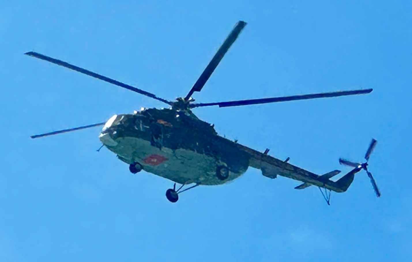 bo quoc phong dieu dong truc thang tim kiem 3 nguoi mat tich tren vung bien ly son - 1