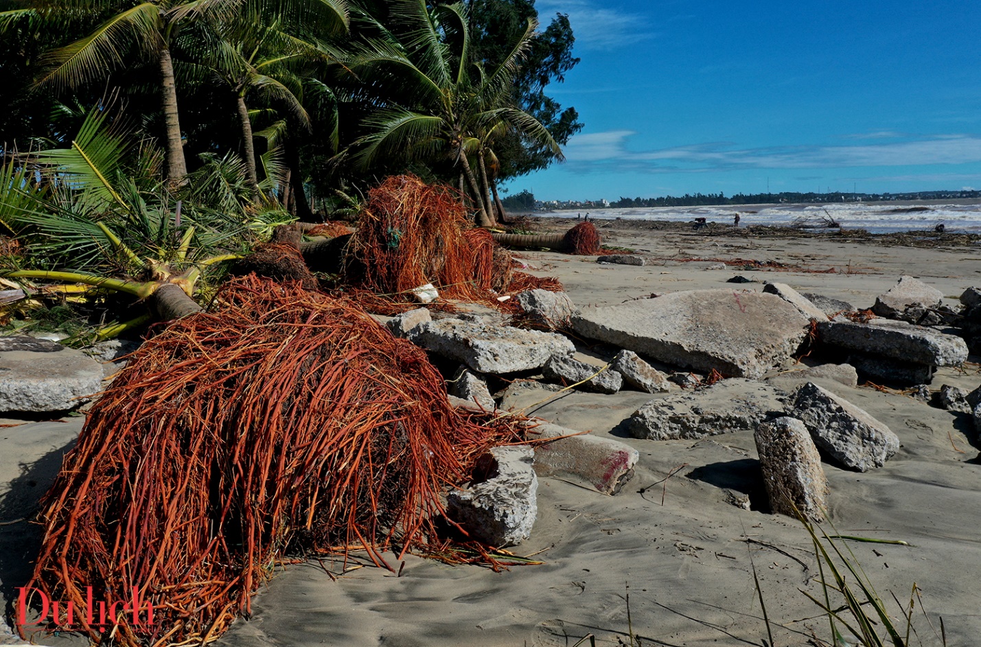 bo quoc phong dieu dong truc thang tim kiem 3 nguoi mat tich tren vung bien ly son - 2