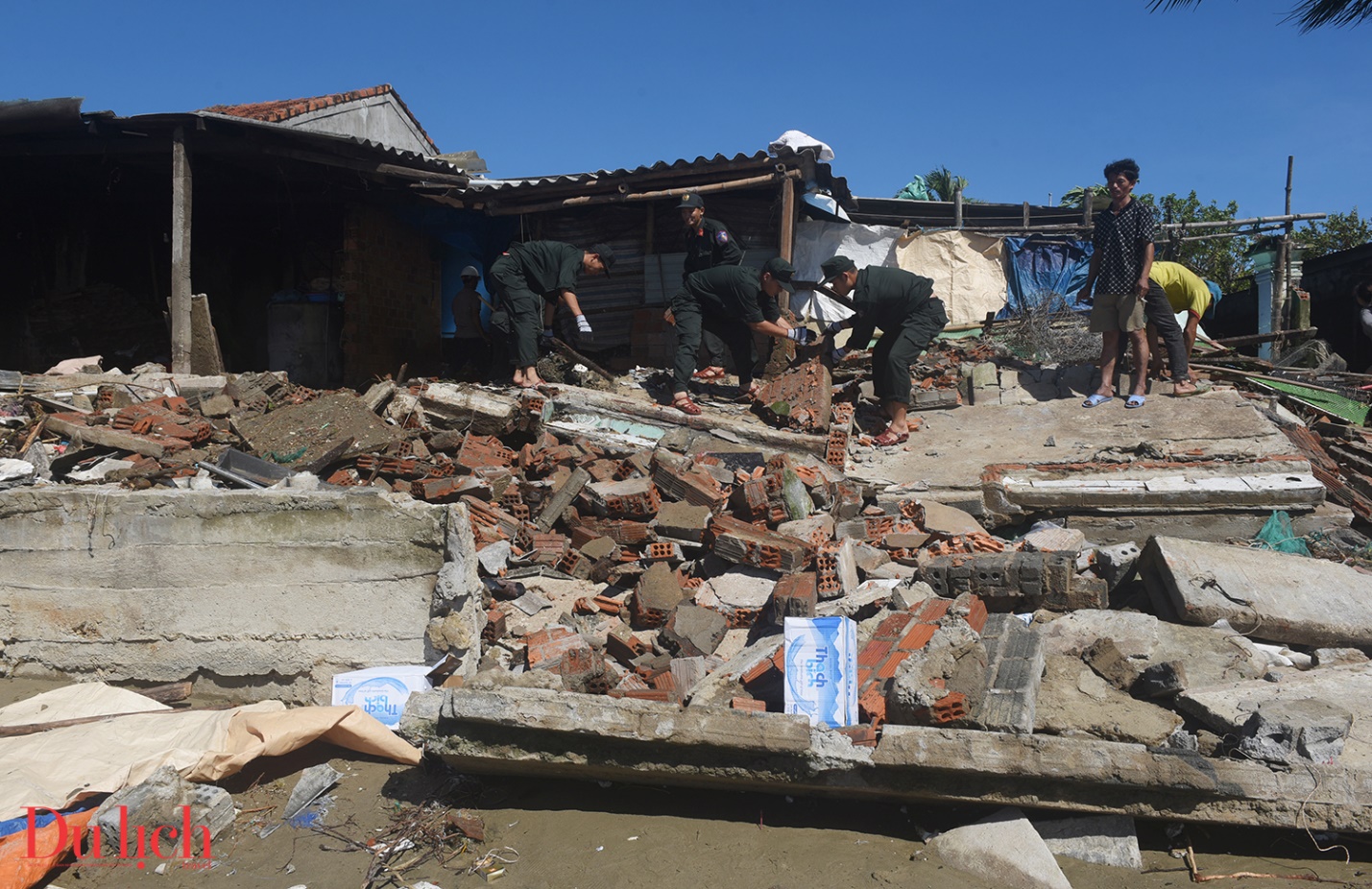 trieu cuong dang cao lich su giat sap tan hoang nha dan ven bien quang ngai - 3