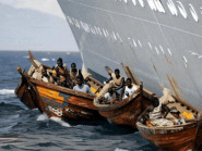 Tàu du lịch gặp cướp biển, một hành khách thông minh đã cứu cả tàu