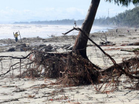  - Bãi biển đẹp nhất Quảng Ngãi tan hoang sau bão số 13