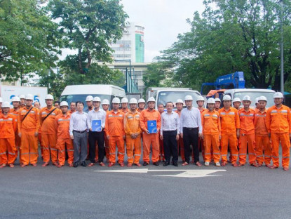  - Điện lực Huế hỗ trợ Gia Lai khắc phục lưới điện do hậu quả của bão số 13