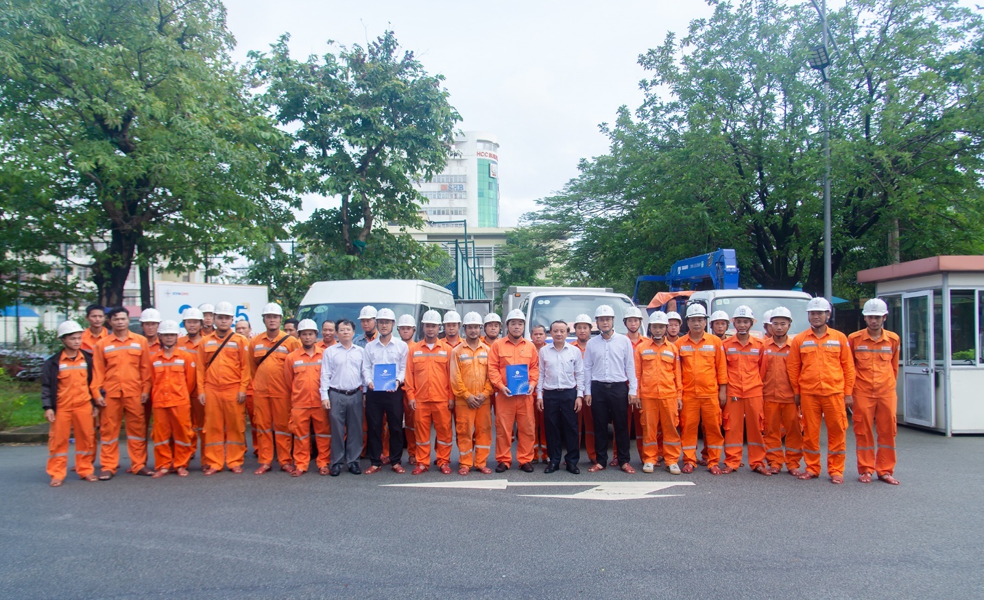 Điện lực Huế hỗ trợ Gia Lai khắc phục lưới điện do hậu quả của bão số 13 - 1