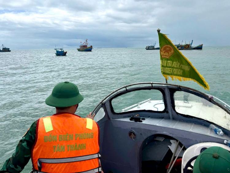 Nỗ lực tìm kiếm du khách bị sóng cuốn trôi ở vùng biển Kê Gà