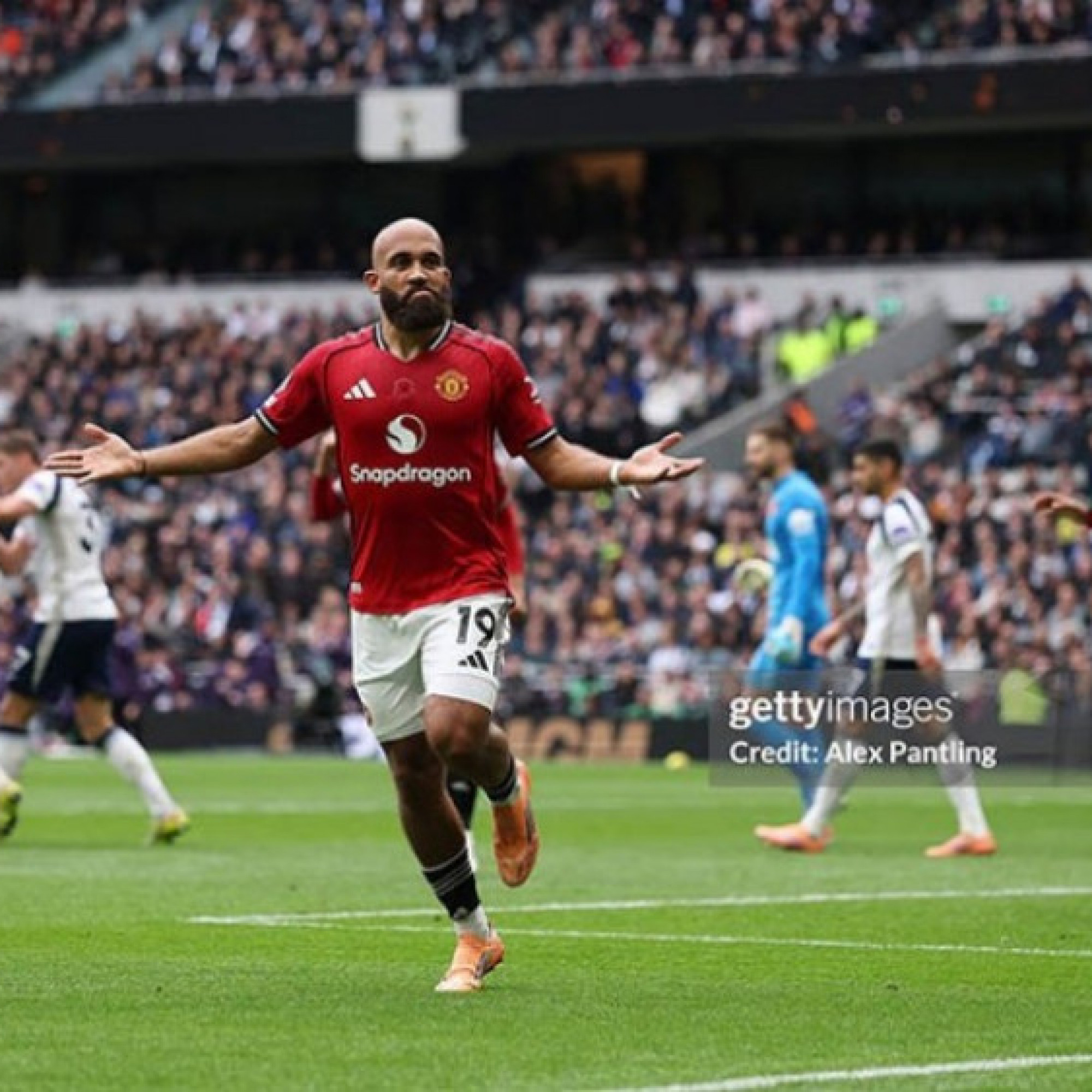  - Rực lửa Tottenham - MU: Mbeumo đánh đầu hiểm hóc, "Quỷ đỏ" vượt lên