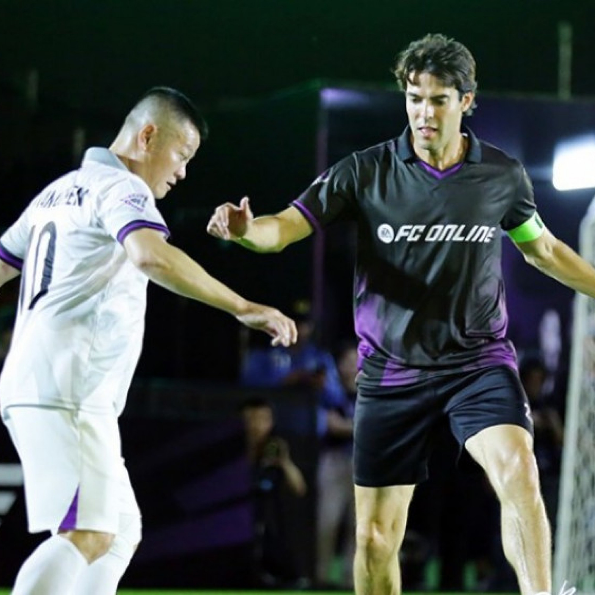  - Huyền thoại Kaka & Figo so tài Công Vinh, Văn Quyến, Hồng Sơn, hàng ngàn khán giả phấn khích