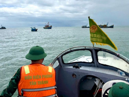  - Nỗ lực tìm kiếm du khách bị sóng cuốn trôi ở vùng biển Kê Gà