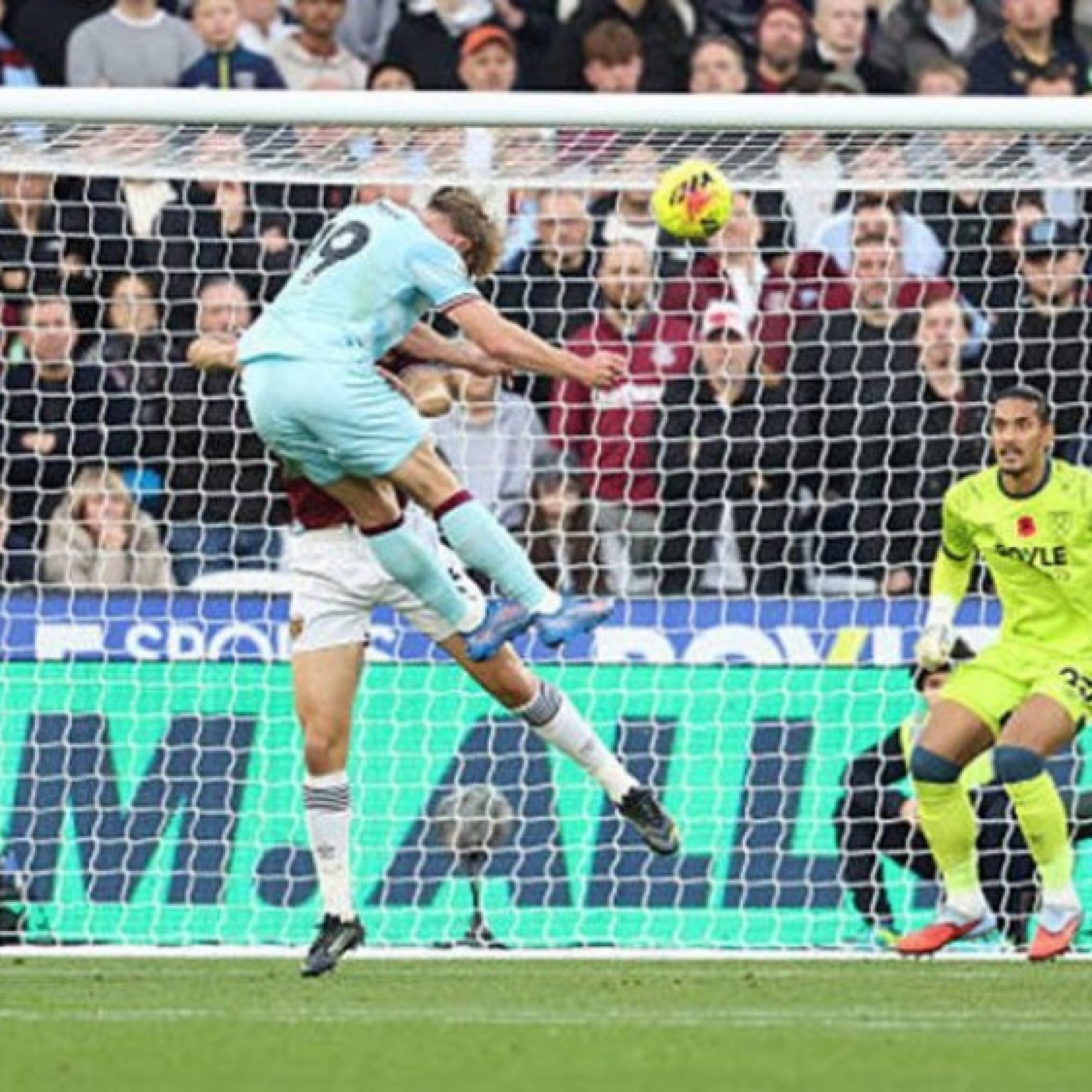  - Kết quả bóng đá West Ham - Burnley: Lật ngược thế cờ hiệp 2 (Ngoại hạng Anh)