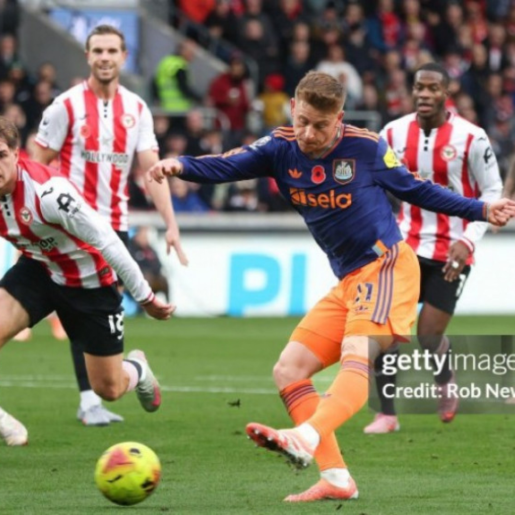  - Kết quả bóng đá Brentford - Newcastle: Ôm hận vì cú đúp và "độc chiêu" ném biên (Ngoại hạng Anh)