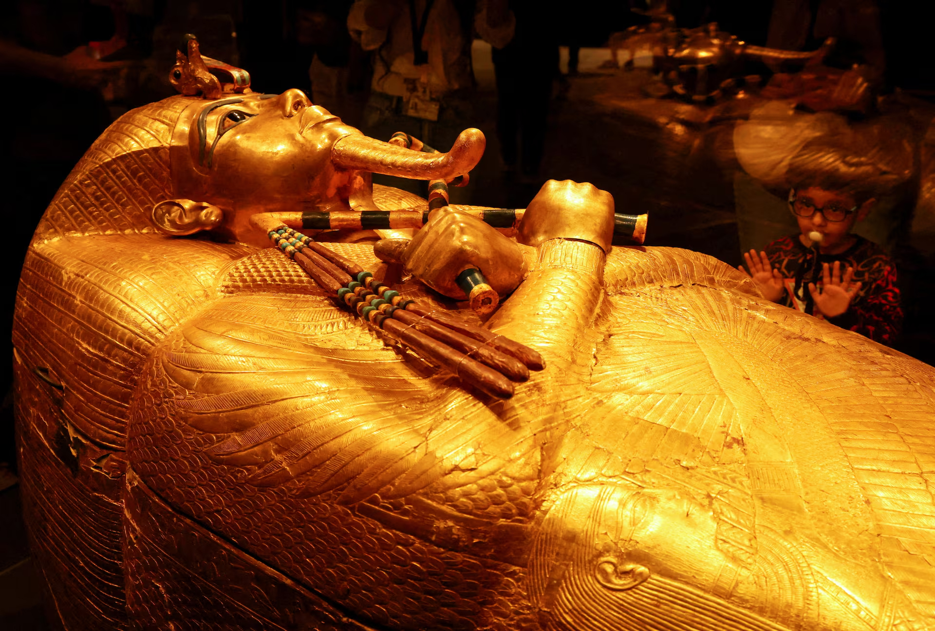 Bên trong kho báu đầy vàng của vua Tutankhamun - 1