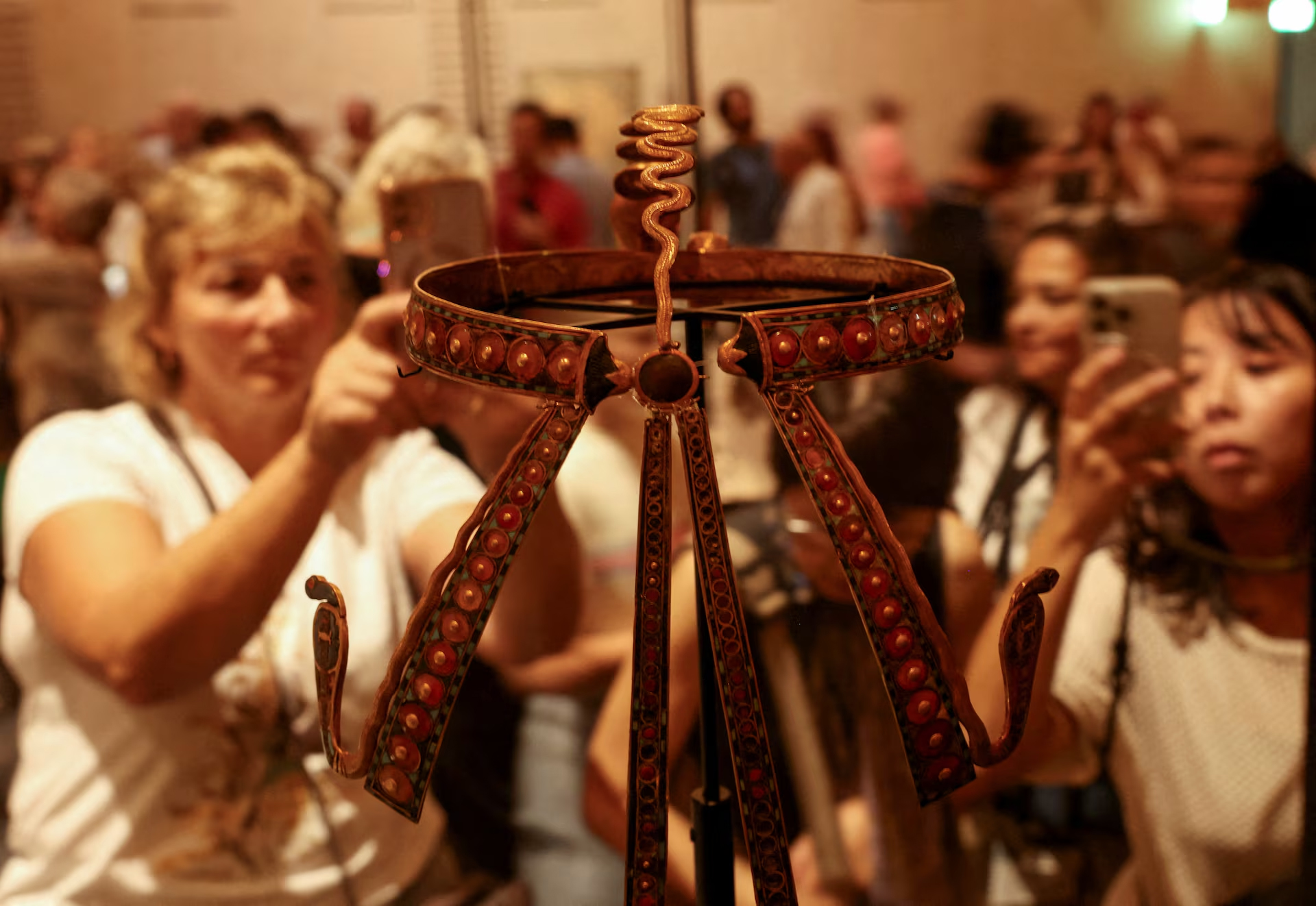 Bên trong kho báu đầy vàng của vua Tutankhamun - 9