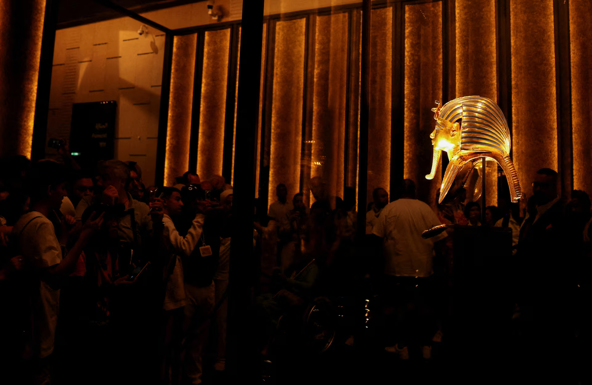 Bên trong kho báu đầy vàng của vua Tutankhamun - 11