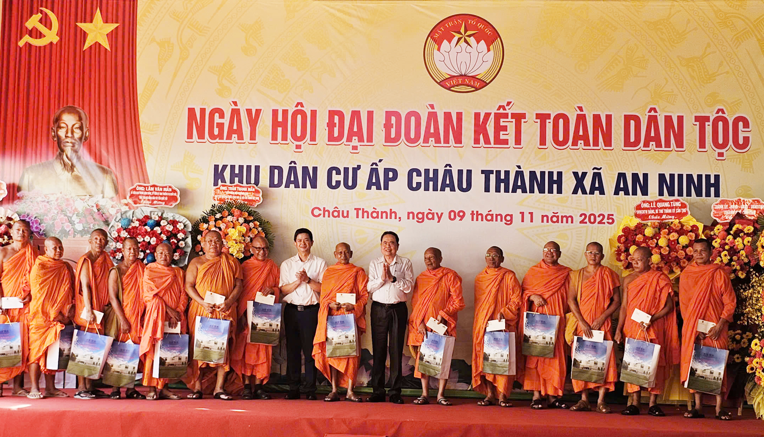 Chủ tịch Quốc hội Trần Thanh Mẫn dự Ngày hội Đại đoàn kết toàn dân tộc ở Cần Thơ - 3