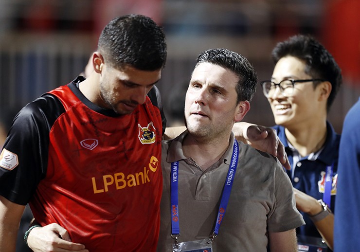 HLV người Tây Ban Nha của CLB Ninh Bình "tròn mắt" vì làng bóng V-League - 1