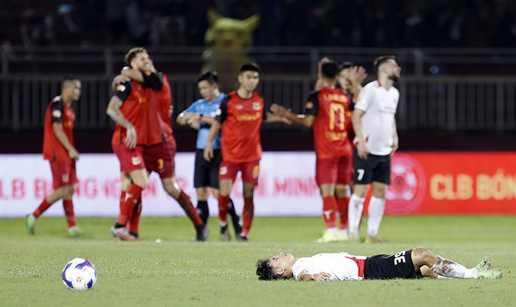 HLV người Tây Ban Nha của CLB Ninh Bình "tròn mắt" vì làng bóng V-League - 2