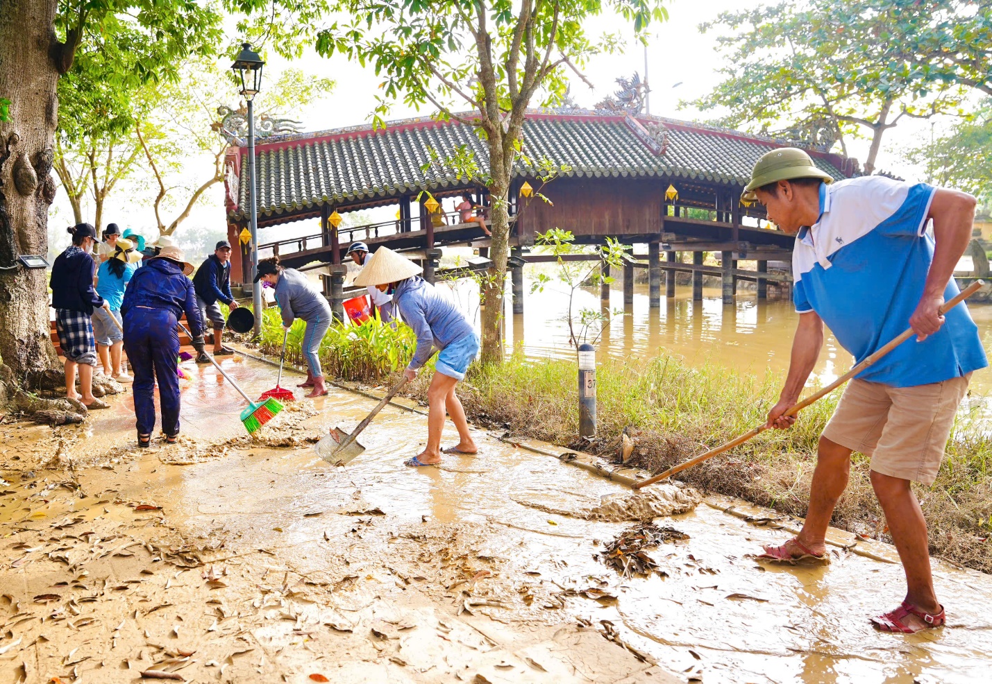Cầu ngói Thanh Toàn sẵn sàng đón khách trở lại sau mưa lụt - 1
