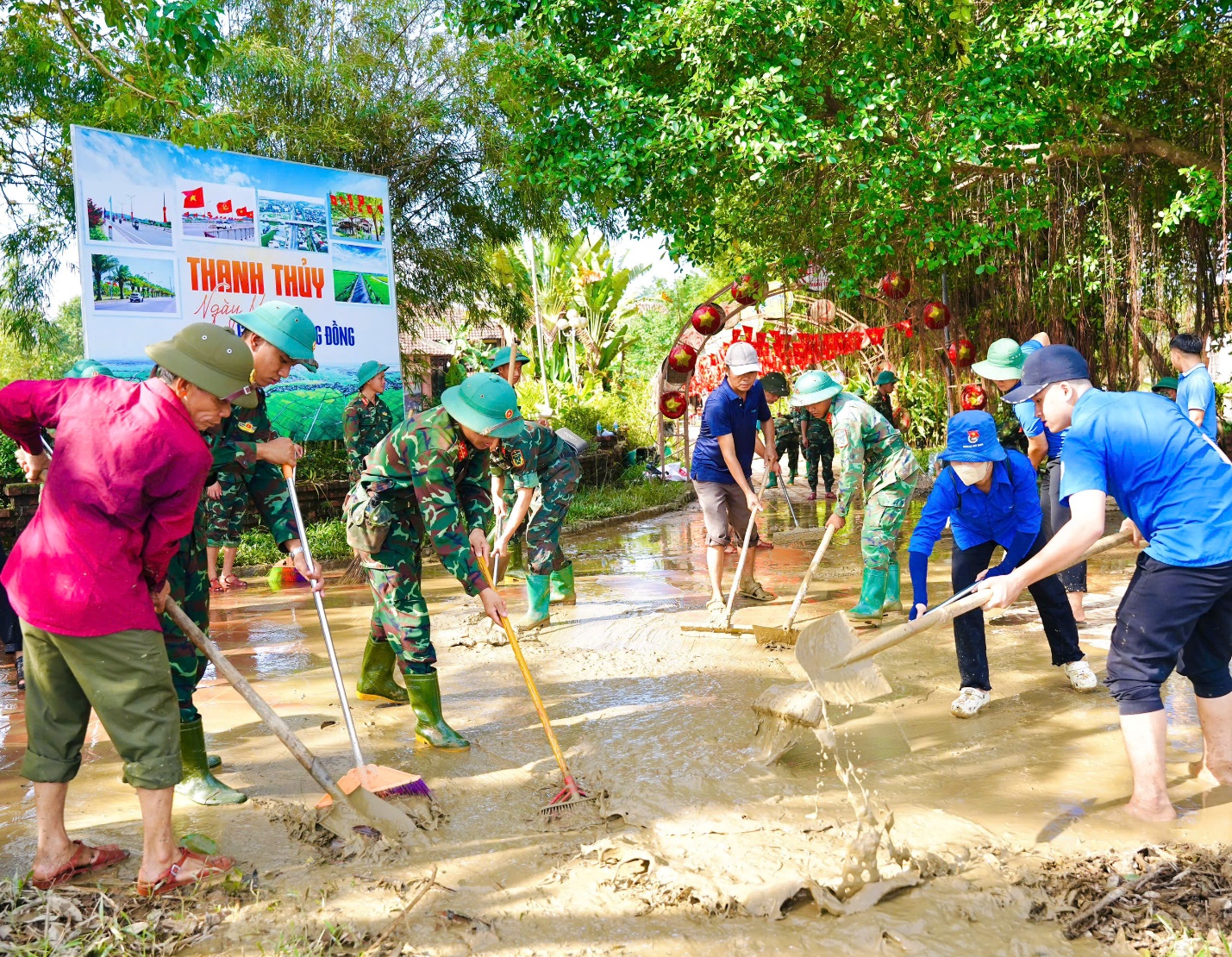 Cầu ngói Thanh Toàn sẵn sàng đón khách trở lại sau mưa lụt - 2
