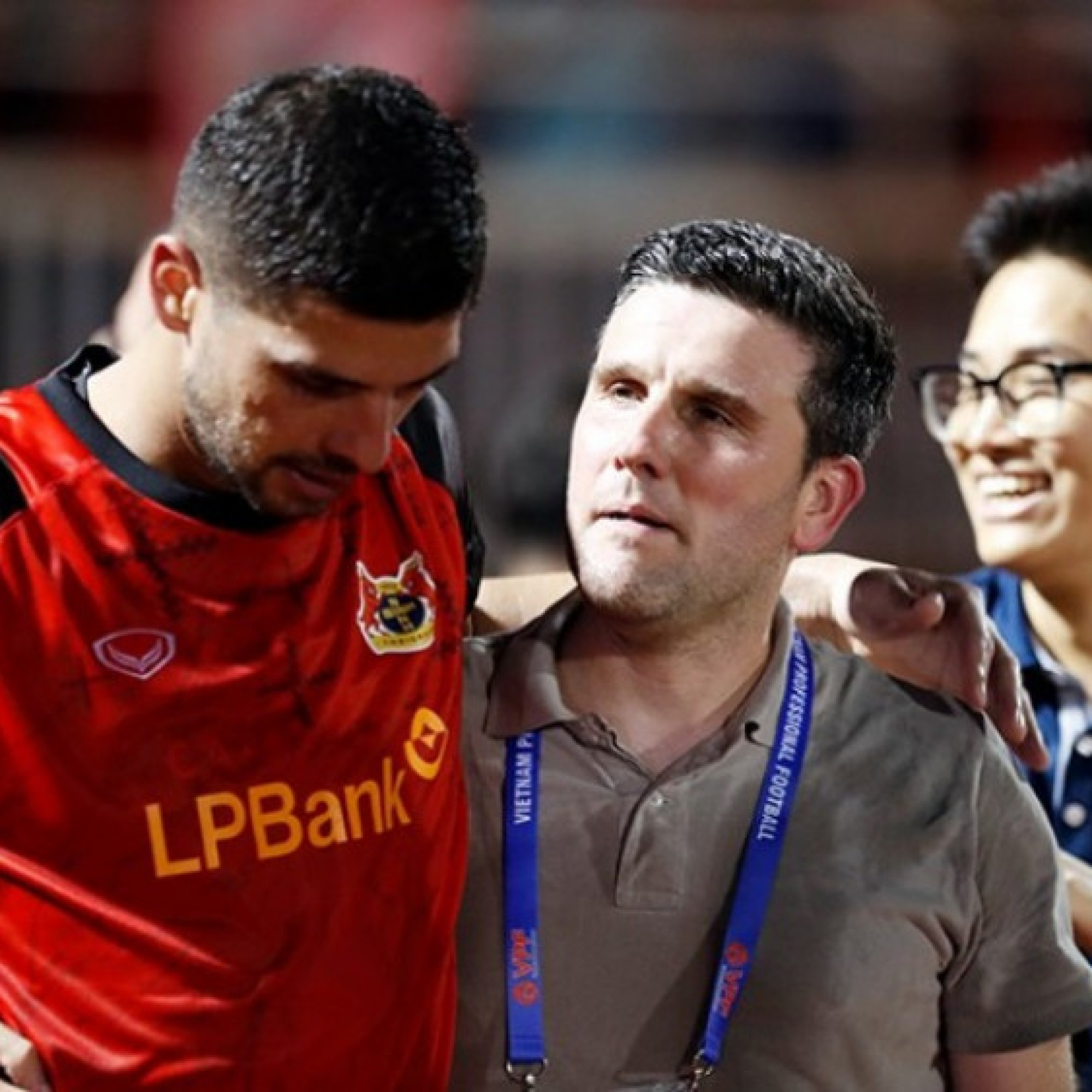  - HLV người Tây Ban Nha của CLB Ninh Bình "tròn mắt" vì làng bóng V-League