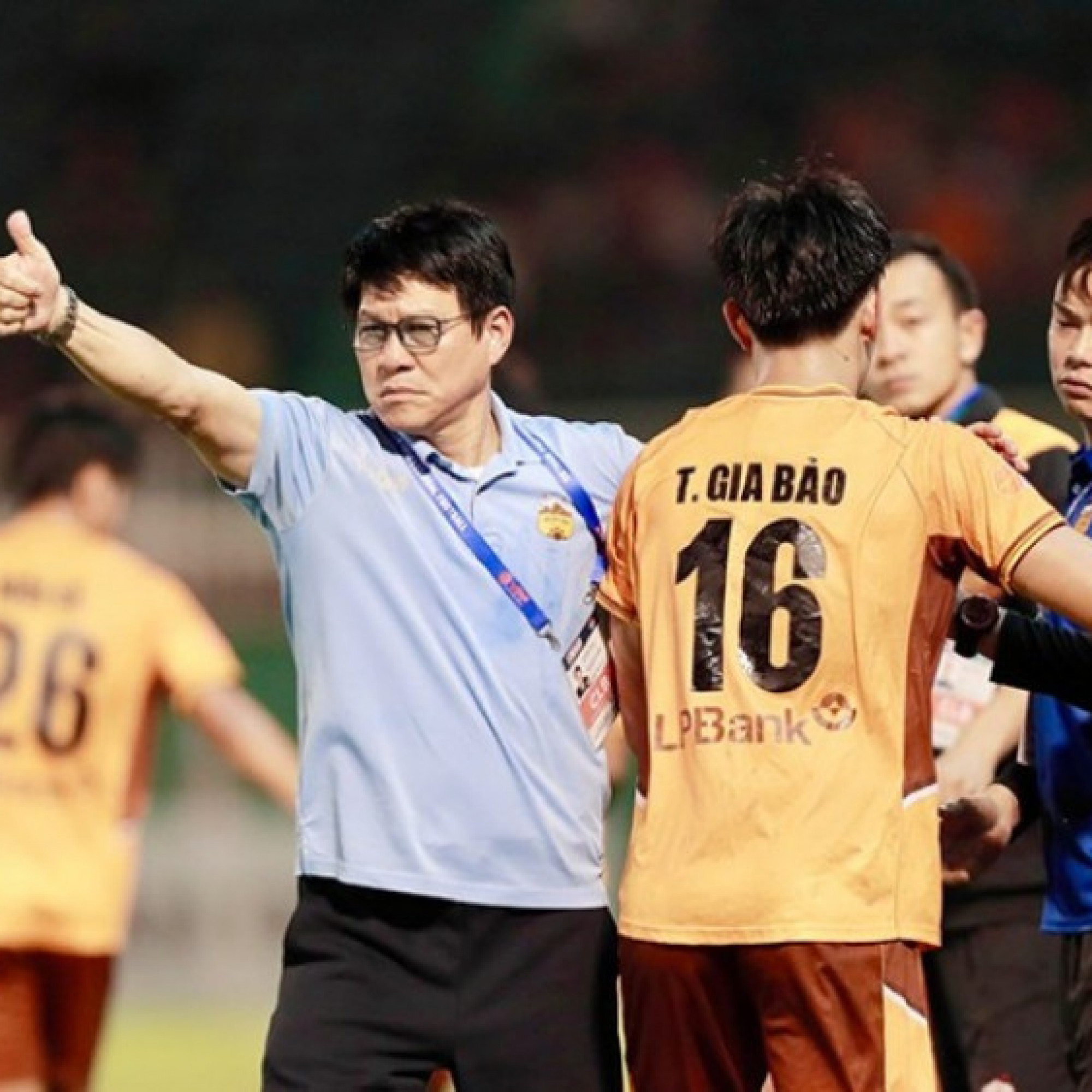  - HLV Vũ Tiến Thành “gây bão” V-League: Từ màn bò khắp sân đến phát ngôn dậy sóng