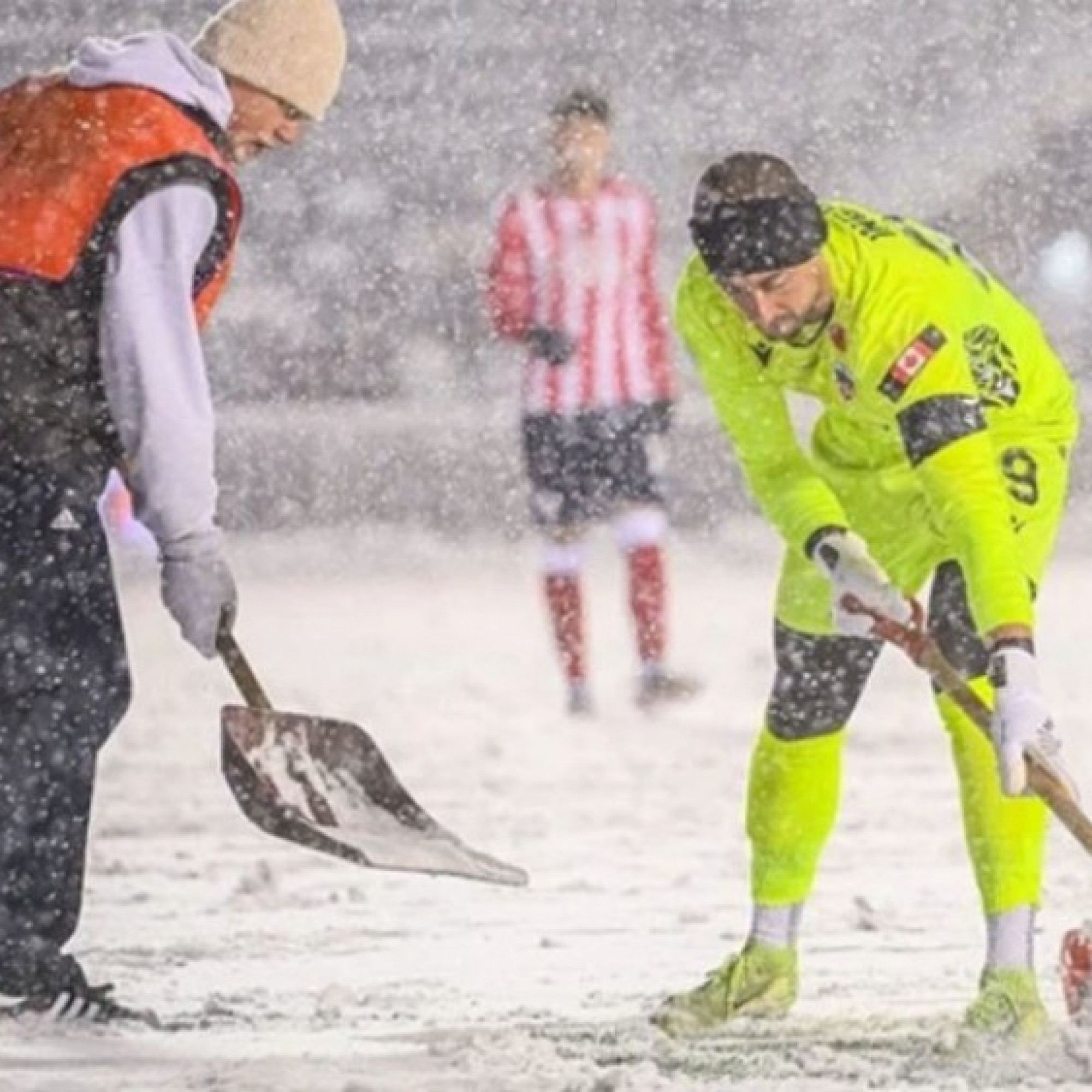  - Sốc trận đấu diễn ra dưới bão tuyết & rét -8 độ C, cầu thủ phải dùng xẻng dọn tuyết