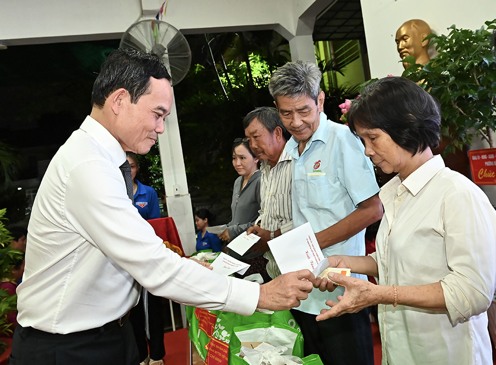 Bí thư Trần Lưu Quang: Hạnh phúc đến từ khu phố yên bình, nụ cười thân thiện, tấm lòng biết sẻ chia - 1