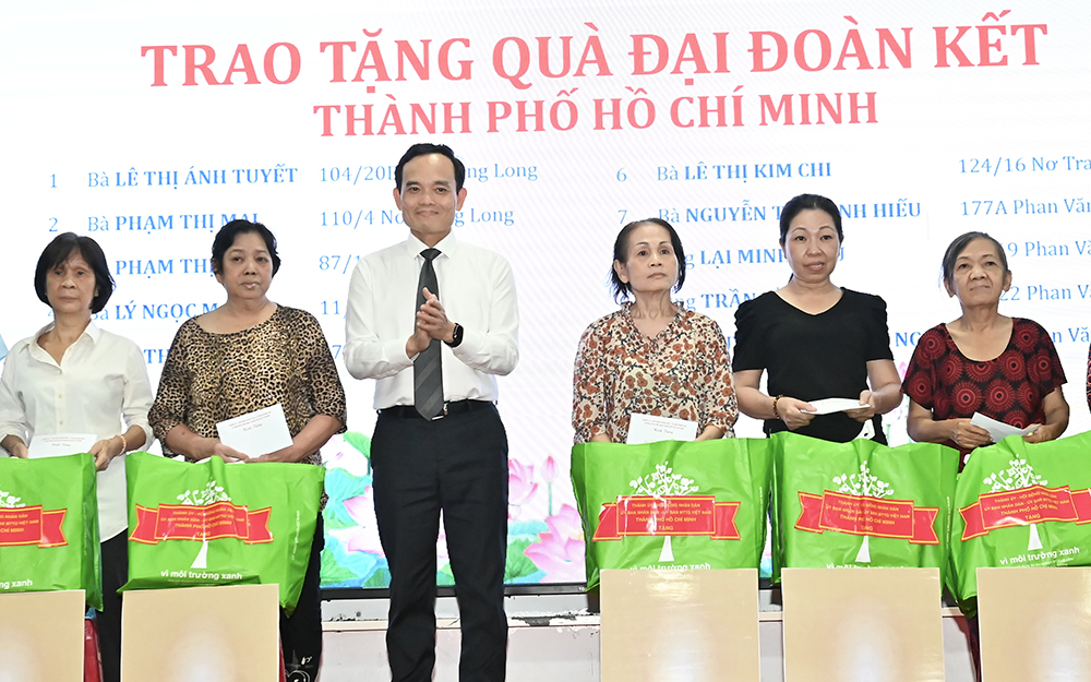 Bí thư Trần Lưu Quang: Hạnh phúc đến từ khu phố yên bình, nụ cười thân thiện, tấm lòng biết sẻ chia - 2