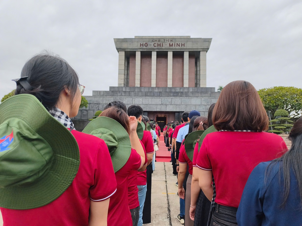 doan can bo tuyen giao-dan van, bao chi-xuat ban tp.hcm vieng lang bac - 4