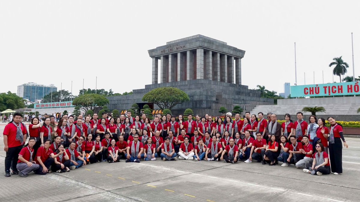 doan can bo tuyen giao-dan van, bao chi-xuat ban tp.hcm vieng lang bac - 1