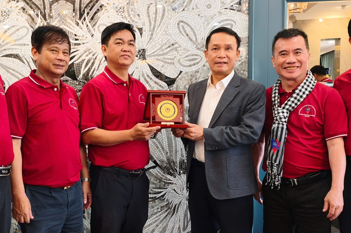 doan can bo tuyen giao-dan van, bao chi-xuat ban tp.hcm vieng lang bac - 5