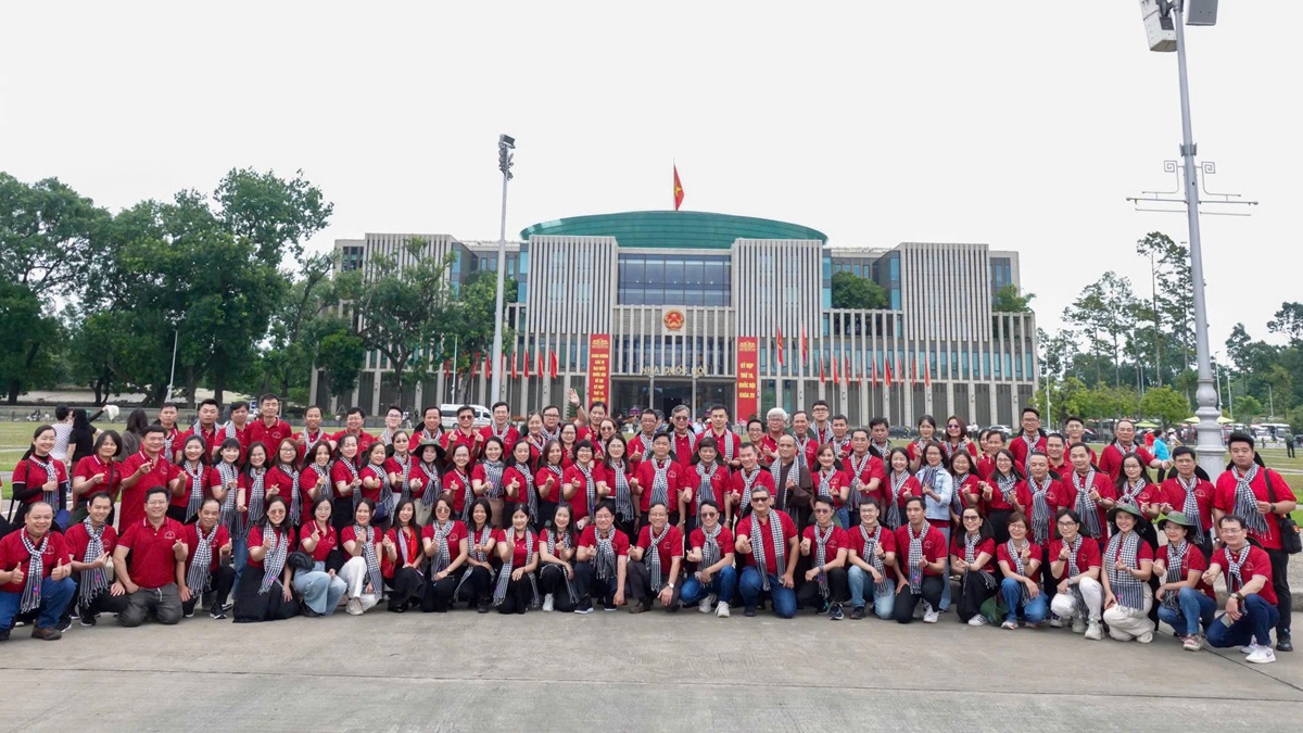 doan can bo tuyen giao-dan van, bao chi-xuat ban tp.hcm vieng lang bac - 3