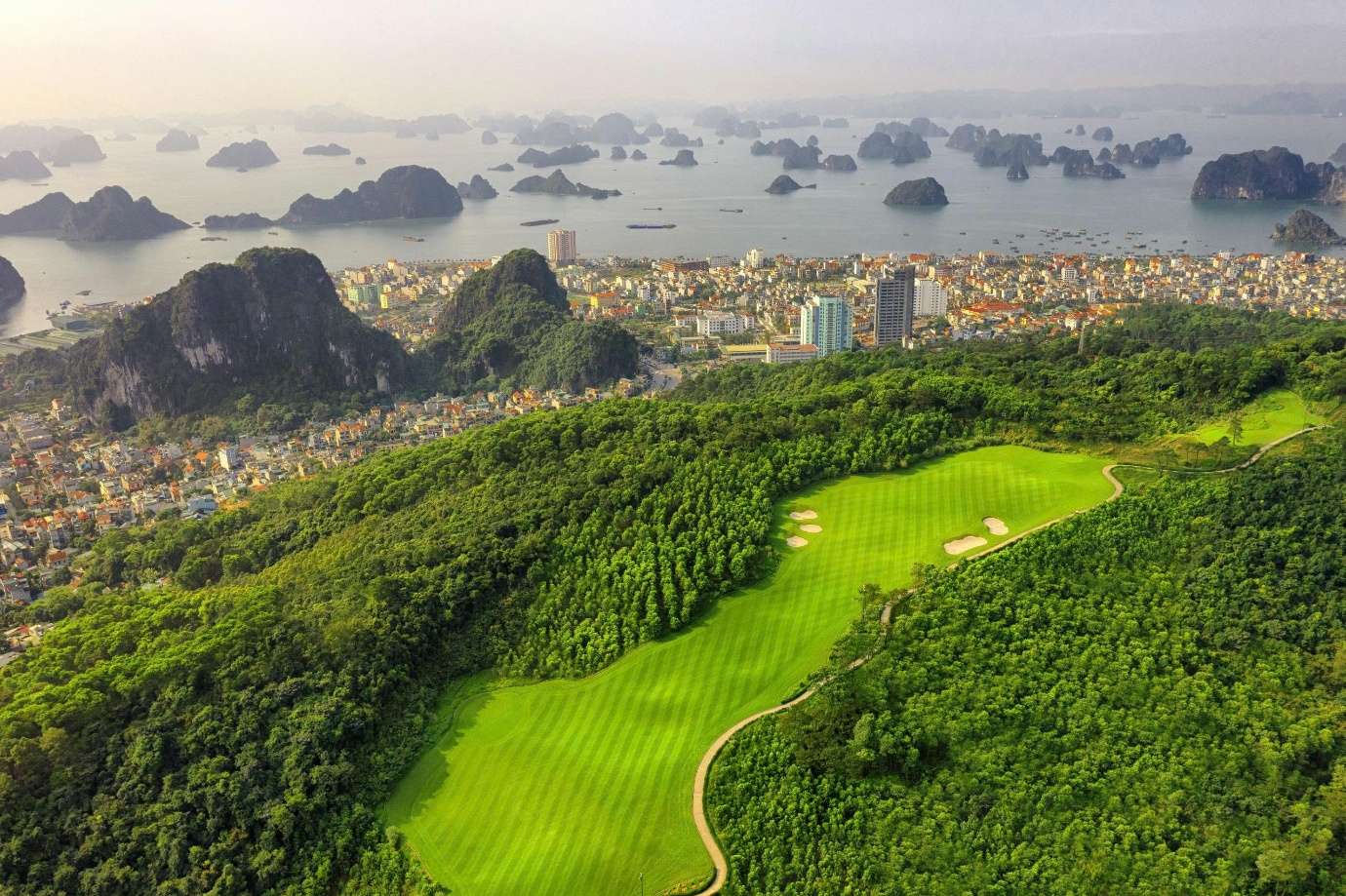 hon 300 golfer boc tham chia bang thi dau giai vo dich golf quang ninh 2025 - 9