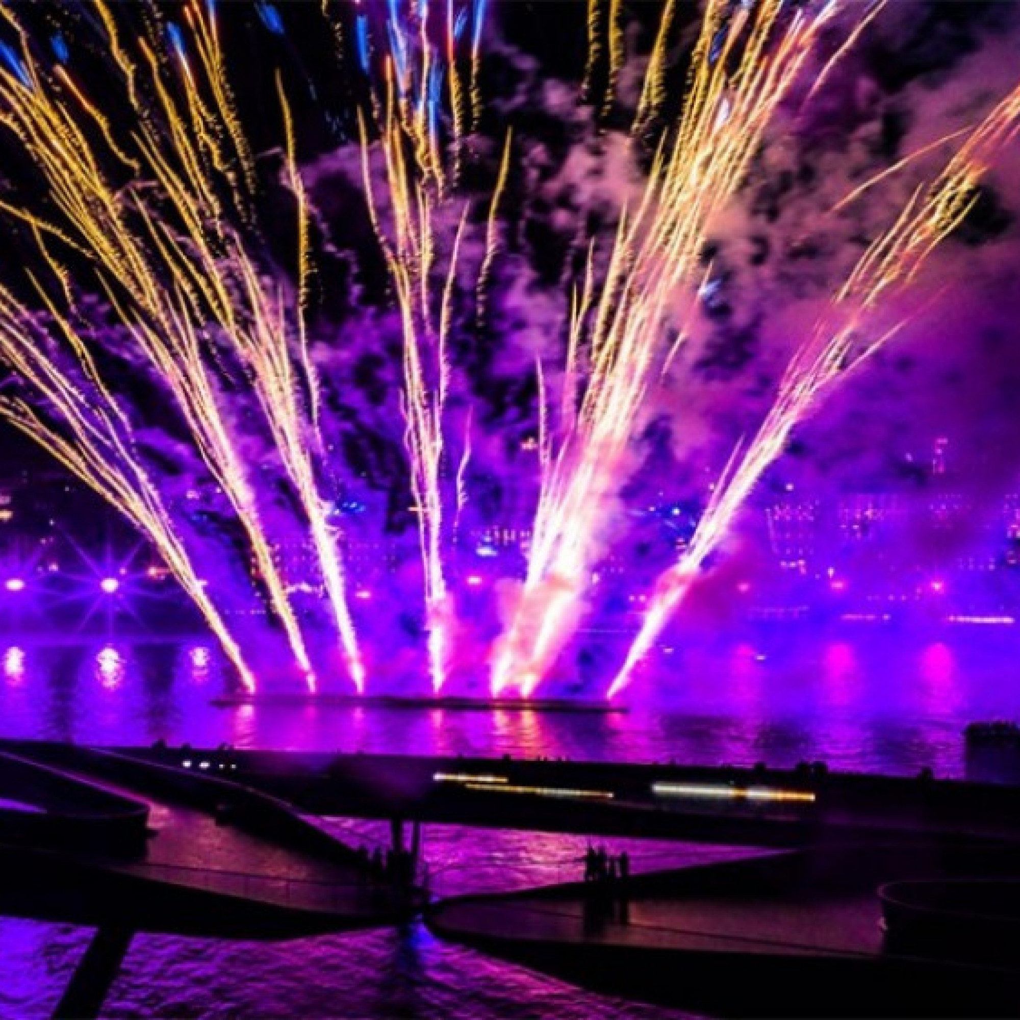  - “Chưa từng thấy màn trình diễn pháo hoa nào đẹp hơn”: Du khách quốc tế trầm trồ trước Bản giao hưởng đại dương tại Phú Quốc