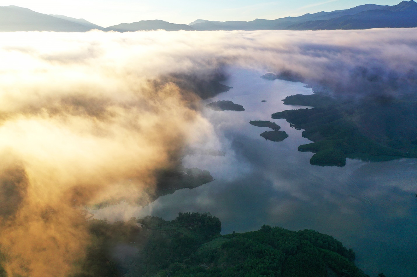 ve dep tho mong vung long ho dakdrinh tren dinh truong son dong - 4