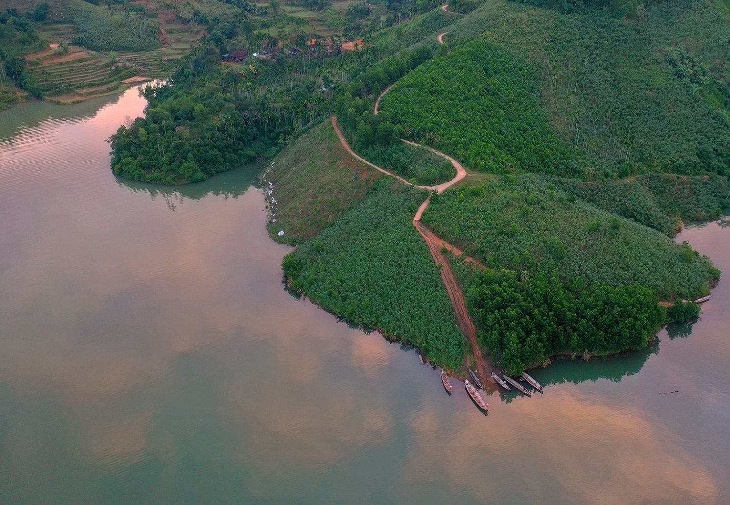 ve dep tho mong vung long ho dakdrinh tren dinh truong son dong - 2