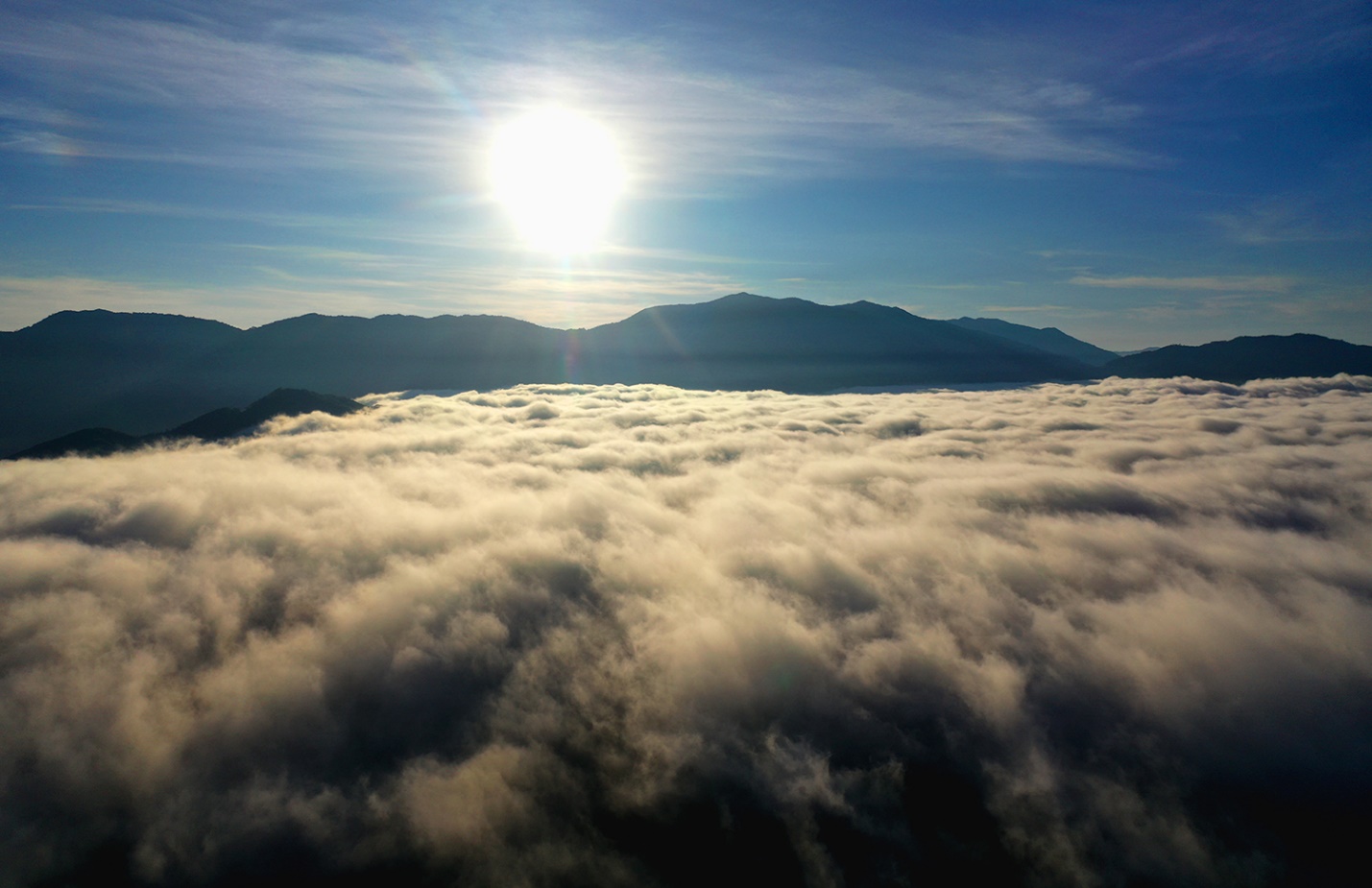 ve dep tho mong vung long ho dakdrinh tren dinh truong son dong - 1