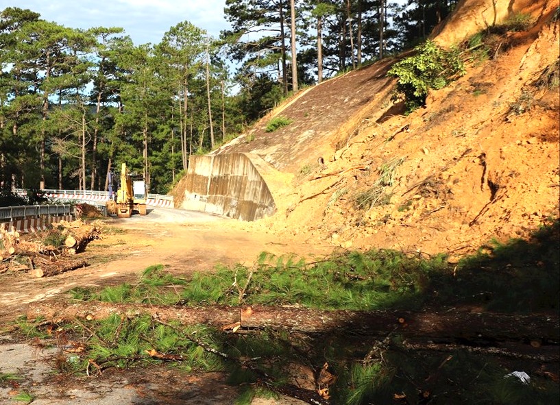 Nhanh chóng khắc phục sạt lở trên tuyến đèo cửa ngõ vào Đà Lạt - 1