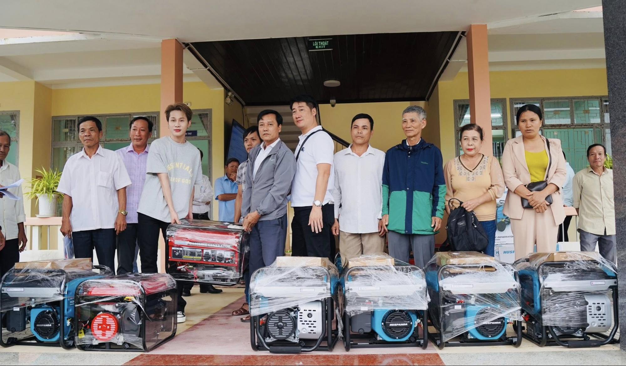 Jack về Huế tặng máy phát điện cho bà con vùng lũ sau khi bị tạm dừng biểu diễn 9 tháng - 1