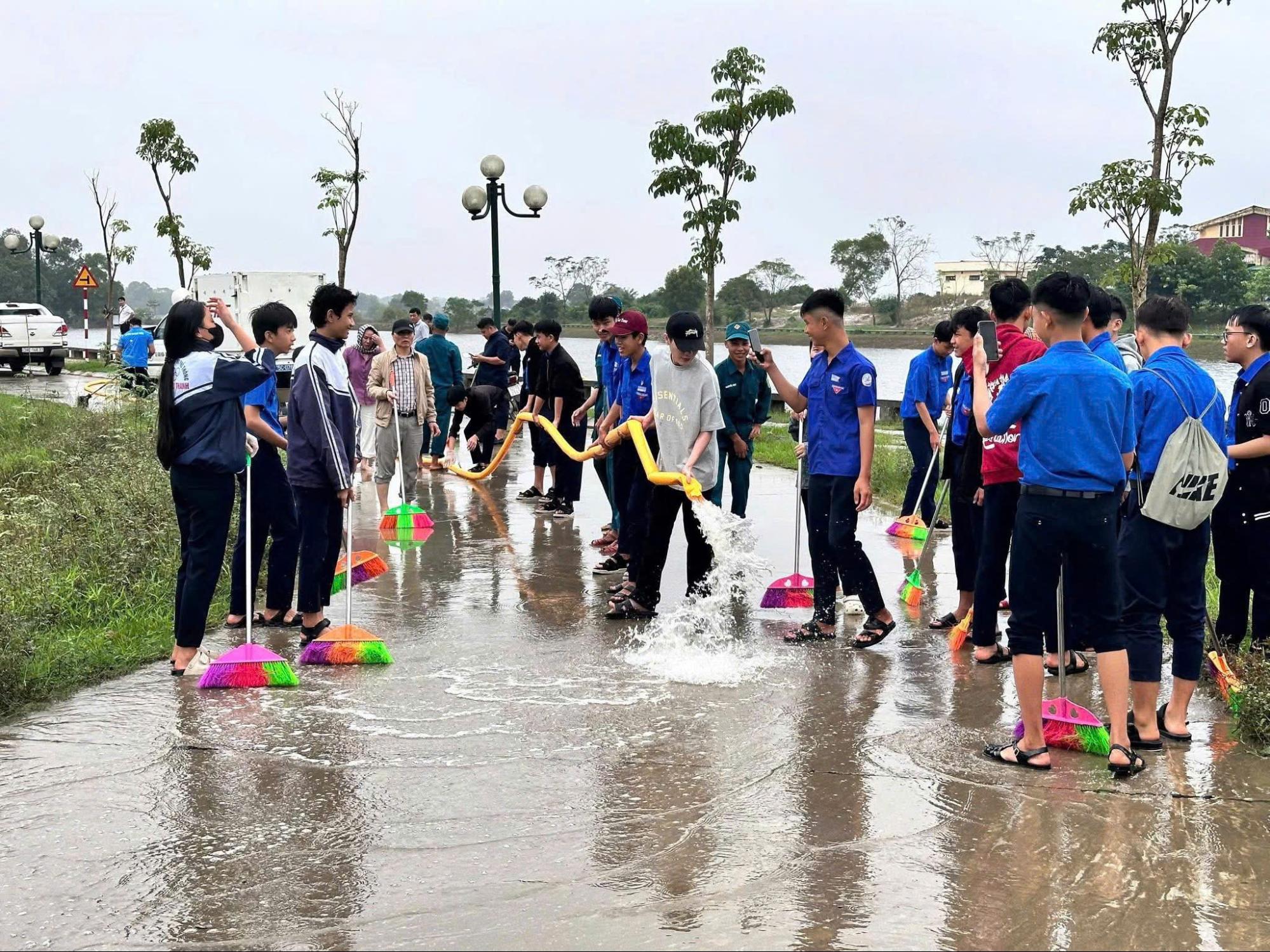 Jack về Huế tặng máy phát điện cho bà con vùng lũ sau khi bị tạm dừng biểu diễn 9 tháng - 2