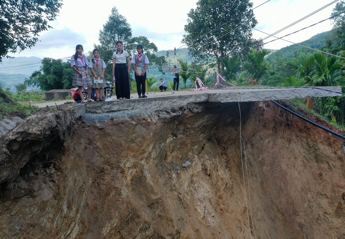 nguoi dan khon kho vi tuyen duong huyet mach bi dut d do mua lu - 5