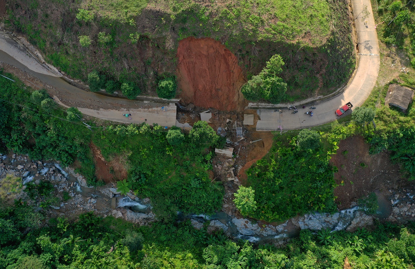 nguoi dan khon kho vi tuyen duong huyet mach bi dut d do mua lu - 1